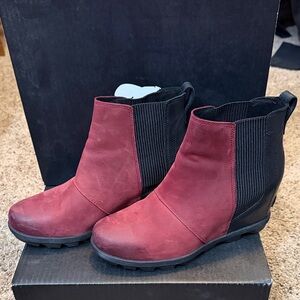 Sorel Women's Burgundy and Black Ankle Boots